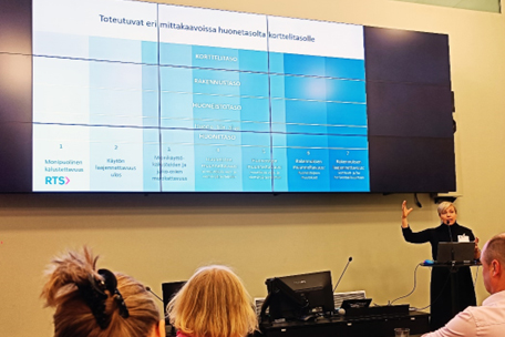 Sini Saarimaa esittelee joustavuusominaisuuksia ympäristöministeriön sidosryhmätilaisuudessa 2.3.2023. Kuva: Eira Lampén